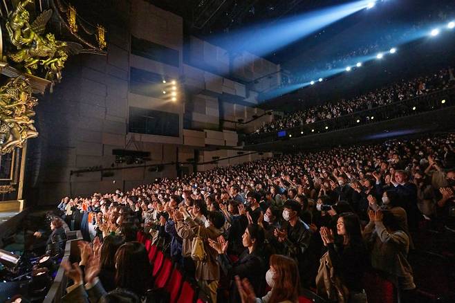 부산 드림씨어터에서 '오페라의 유령'을 관람하고 있는 관객들의 모습(에스앤코 제공)