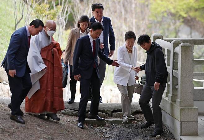 박근혜, 첫 외출은 동화사 방문 (대구=연합뉴스) 김현태 기자 = 박근혜 전 대통령이 11일 오전 대구 팔공산 동화사를 찾아 경내를 돌아보고 있다. 2023.4.11 mtkht@yna.co.kr (끝)