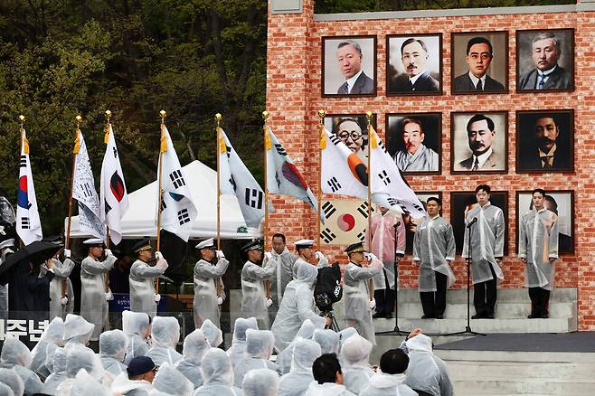 11일 오전 서울 서대문독립공원에서 열린 ‘제104주년 대한민국임시정부수립 기념식’에서 김구 서명문 태극기, 대한민국 임시의정원 태극기, 한국광복군 서명문 태극기 들 독립 의지가 깃든 태극기 8개가 임시정부 이동경로를 따라 입장하고 있다. 김혜윤 기자