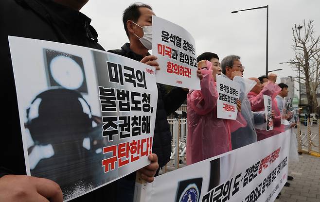 11일 오후 서울 용산구 대통령실 앞에서 전국민중행동 주최로 미국의 도·감청은 명백한 주권침해! 미국규탄및 굴욕외교 윤석열정권 규탄 기자회견’이 열려 참석자들이 구호를 외치고 있다. 신소영 기자 viator@hani.c.kr