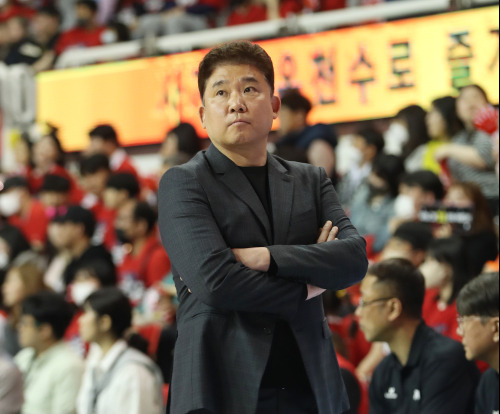 경기 지켜보는 김승기 감독.  사진=KBL