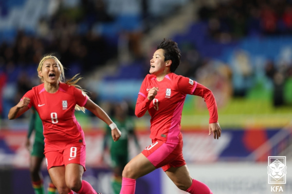 이금민(오른쪽)이 잠비아를 상대로 2경기 연속 골을 넣었다.(사진=KFA)