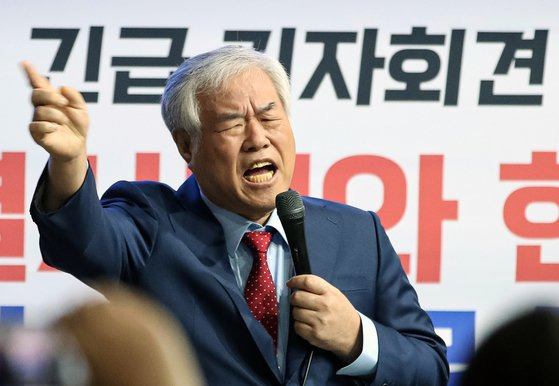 전광훈 사랑제일교회 목사가 지난 10일 오전 서울 성북구 사랑제일교회에서 국민의힘 내부분열 사태와 현 시국 상황에 대한 입장 발표 긴급기자회견을 하고 있다. 뉴스1