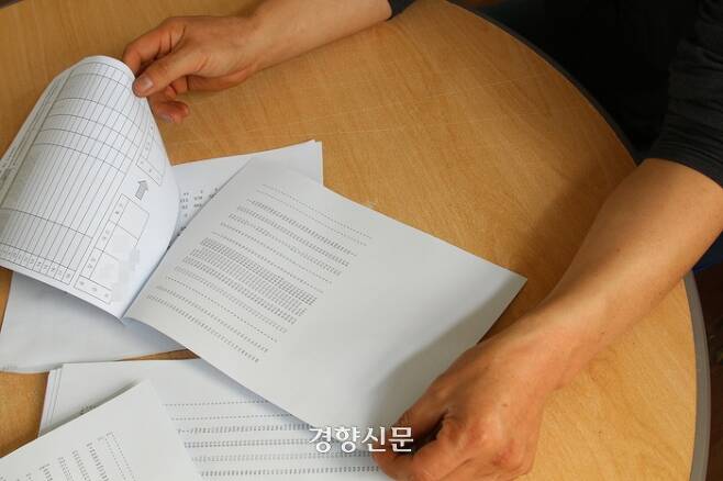 화물기사 김상범씨(51)가 지난 7일 오전 충남 아산의 한 주유소에서 3월 한 달치 디지털운행기록장치(DTG) 기록을 살펴보고 있다. 조해람 기자