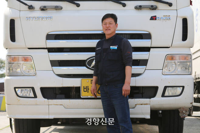 화물기사 김상범씨(51)가 지난 7일 오전 충남 아산의 한 주유소에서 화물차에 기름을 넣은 뒤 운전석에 오르고 있다. 조해람 기자
