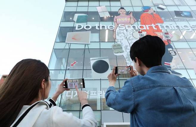 삼성스토어 청담점에 설치된 초소형 옥외광고 '갤럭시력표'의 모습. A4 절반 정도 크기로 갤럭시 S23 울트라 카메라의 100배 줌 기능을 이용해 촬영이 가능하다. 삼성전자