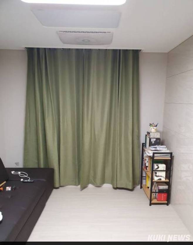30층 이상 고층 오피스텔에 거주하지만 창문을 열기는 쉽지 않다. 인천에 거주하는 A씨는 외부의 시선을 차단할 두꺼운 암막 커튼을 설치했다. A씨 제공