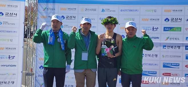 군산새만금국제마라톤대회에서 개인전 1위를 차지한 충남도청 소속 전수환 선수(오른쪽 두번째). 충남도 제공