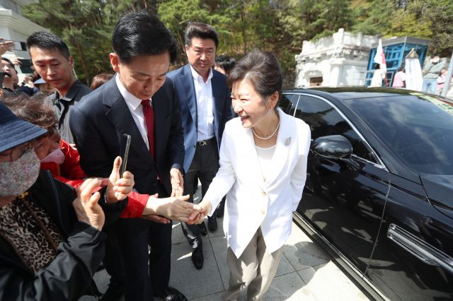 박근혜 전 대통령이 11일 오전 대구 동구 팔공총림 동화사를 방문해 통일대불 앞에서 시민들과 인사하고 있다. 뉴시스