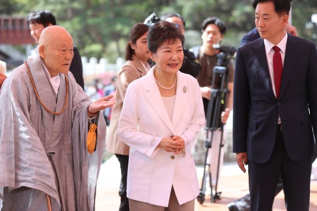 박근혜 전 대통령이 11일 오전 대구 동구 팔공총림 동화사를 방문해 통일대불로 향하고 있다. 뉴시스