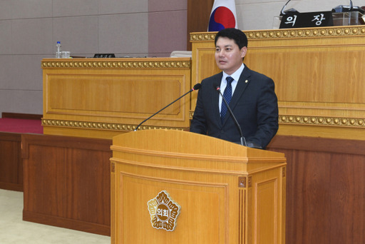 한상민 부의장이 11일 개회한 제354회 임시회 2차 본회의에서 대표발의한 북한산국립공원 우이령길 전면 개방 및 강북 우이에서 양주 장흥간 광역도로 개설 촉구 건의안에 대해 제안설명을 하고 있다. 양주시의회 제공