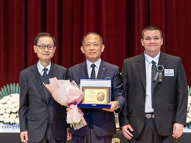 한국콜마와 서울여해재단이 독립운동가 최재형상 단체상을 수상하고 기념사진을 찍고 있다. (왼쪽부터) 이장우 쓰리지테크놀로지 회장(전년도 수상자), 최현규 한국콜마 대표, 최일리야 최재형 기념사업회 이사장. [사진 출처 = 한국콜마]