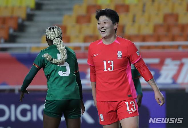 [수원=뉴시스] 김금보 기자 = 7일 경기 수원월드컵경기장에서 열린 여자축구 한국 대 잠비아의 친선경기, 후반 추가골을 넣은 한국 박은선과 선수들이 기뻐하고 있다. 2023.04.07. kgb@newsis.com