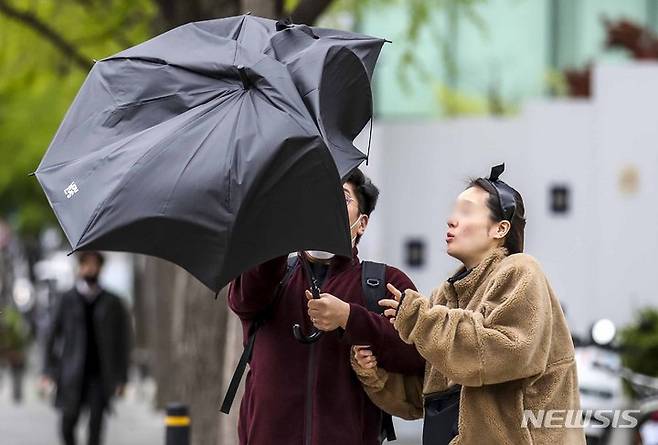 [서울=뉴시스] 정병혁 기자 = 수도권 등 전국 대부분 지역에 강풍특보가 내린 11일 오전 서울 강남구 서울본부세관 인근 인도에서 한 시민의 우산이 뒤집히고 있다. 2023.04.11. jhope@newsis.com