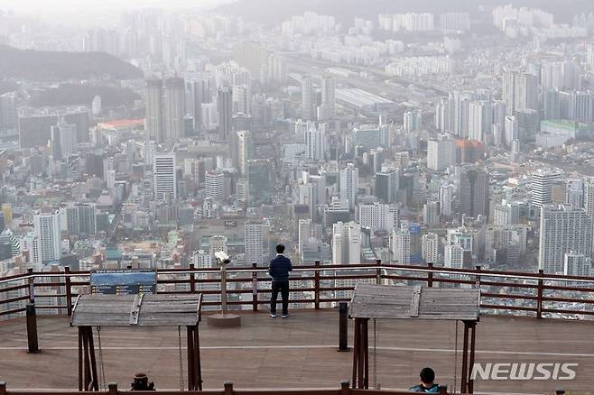 [부산=뉴시스] 하경민 기자 = 황사가 부산지역에 유입된 지난해 12월13일 오후 황령산 봉수대 전망데크에서 내려다 본 도심이 뿌옇게 보이고 있다. 2022.12.13. yulnetphoto@newsis.com