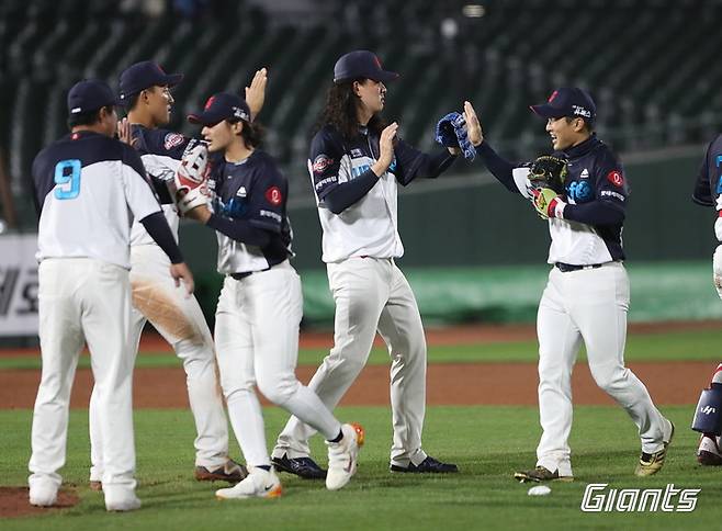 [서울=뉴시스] 프로야구 롯데 자이언츠 선수단. (사진= 롯데 자이언츠 제공) *재판매 및 DB 금지