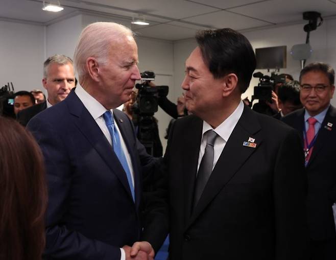 조 바이든 미국 대통령이 지난해 7월 스페인 마드리드 이페마(IFEMA) 컨벤션센터에서 열린 한미일 정상회담에 앞서 윤석열 대통령을 영접한 모습. 대통령실 제공