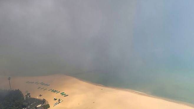 경포해변까지 덮친 강릉 산불 연기