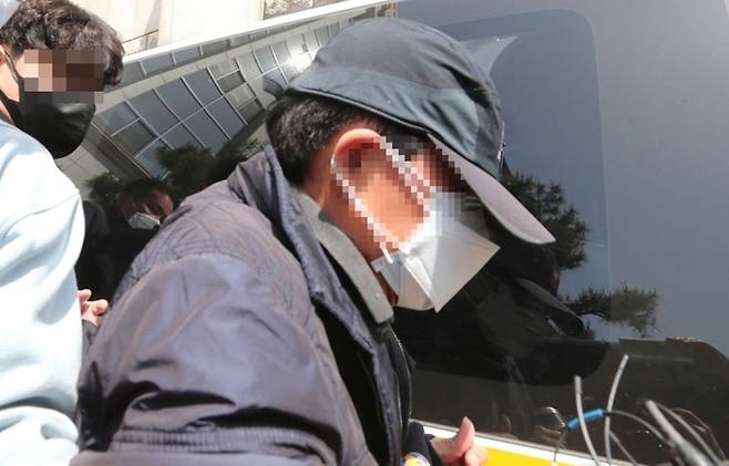 대전 서구 둔산동 스쿨존에서 만취 상태로 운전하다 초등생을 치어 숨지게 한 혐의를 받는 A씨(66)가 10일 오후 둔산경찰서에서 구속 전 피의자 심문(영장실질심사)을 받기 위해 호송 차량으로 이동하고 있다. 그는 “유가족께 죄송하다”고 밝혔다. 대전=연합뉴스