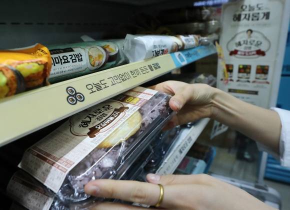 최저가 350원… GS25 도시락 ‘혜자스럽게’ 할인 - 10일 서울 강남구 GS25 편의점에서 직원이 ‘김혜자 도시락’ 상품을 진열하고 있다. 점심 물가가 오르며 가격이 저렴한 편의점 도시락의 매출이 늘어나는 가운데 GS25는 이달 말까지 김혜자 도시락을 최대 90% 이상 할인해 최저 350원에 판매한다고 밝혔다. 뉴스1