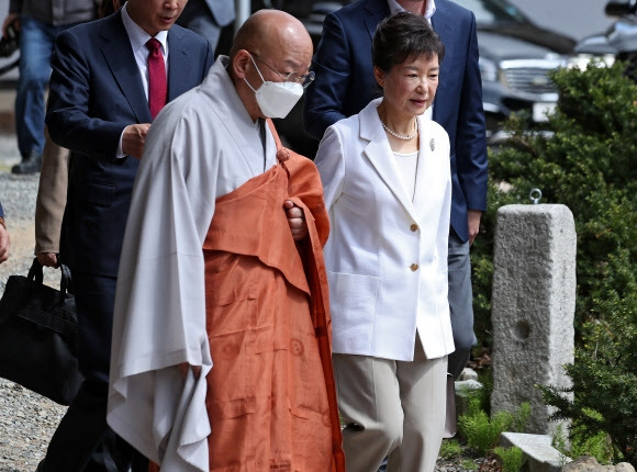 박근혜 전 대통령이 11일 오전 대구 팔공산 동화사를 찾아 경내를 돌아보고 있다. 2023.4.11 연합뉴스