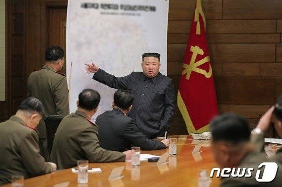 북한 노동신문이 11일 김정은 국무위원장이 전날 노동당 중앙위원회 본부 청사에서 열린 당 중앙군사위 제8기 제6차 확대회의를 지도했다고 밝혔다. 사진은 김 위원장이 흐릿하게 처리된 남한 지역 지도를 가리키며 간부들에게 지시를 하는 모습. 노동신문 뉴스1
