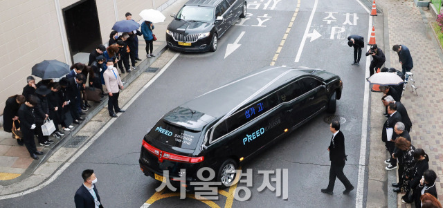 가수 고(故) 현미의 발인이 11일 오전 서울 동작구 중앙대병원 장례식장에서 진행되고 있다. / 사진=사진공동취재단