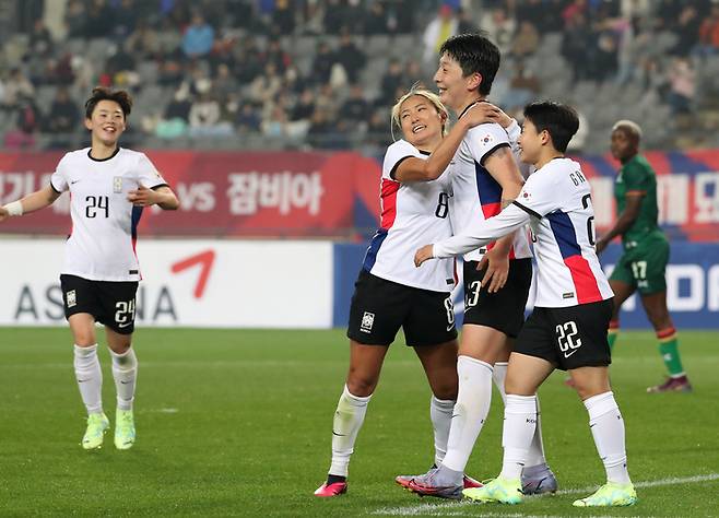 여자축구대표팀 박은선이 11일 용인미르스타디움에서 열린 잠비아와의 평가전에서 후반 추가골을 넣은 뒤 동료들의 축하를 받으며 기뻐하고 있다. 2023.4.11/정지윤 선임기자