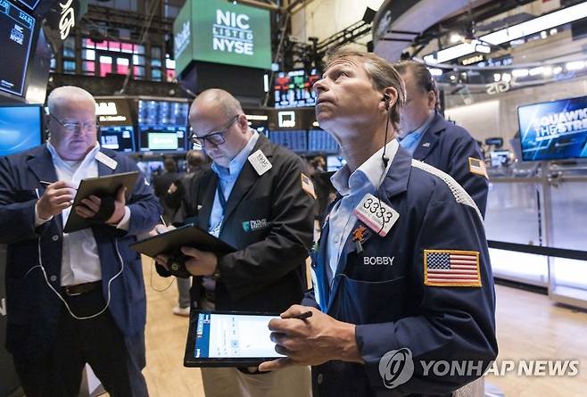 NYSE 입회장에서 일하는 트레이더들의 모습 [연합뉴스 자료사진]