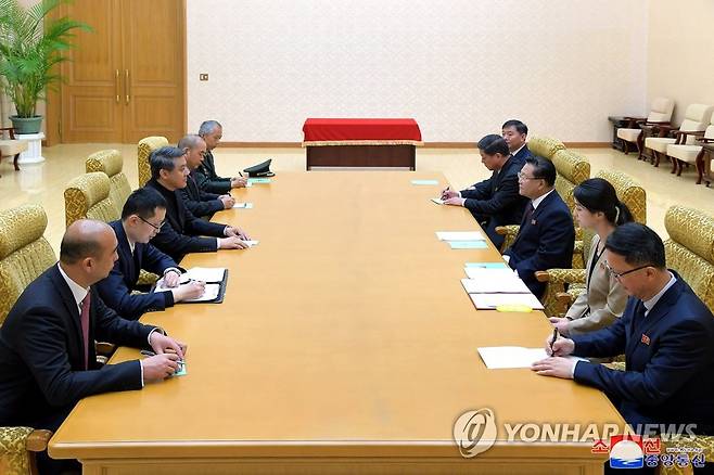 주북 중국 대사, 김정은에 신임장 제출 (평양 조선중앙통신=연합뉴스) 김정은 북한 국무위원장에게 시진핑 중국 국가주석이 보내온 북한 주재 중국 대사가 신임장을 봉정했다고 조선중앙통신이 7일 보도했다. 통신은 "국무위원장동지의 위임에 따라 국무위원회 제1부위원장이며 최고인민회의 상임위원회 위원장인 최룡해동지가 6일 만수대의사당에서 왕아군 중화인민공화국 특명전권대사로부터 신임장을 받았다"고 전했다. 2023.4.7 
    [국내에서만 사용가능. 재배포 금지. For Use Only in the Republic of Korea. No Redistribution] nkphoto@yna.co.kr