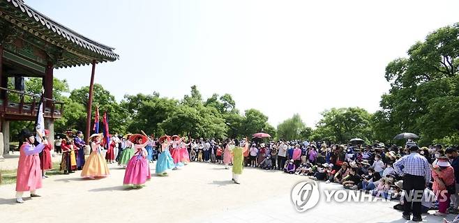 춘향제 공연 관람하는 관광객들 [연합뉴스 자료사진]