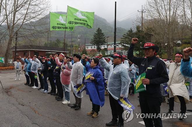 구호 외치는 민주노총 건설노조 (의정부=연합뉴스) 임병식 기자 = 11일 경기도 의정부시 고산동 의정부교도소 앞에서 열린 민주노총 전국건설노동조합의 조합원 석방 촉구 결의 대회에서 조합원들이 구호을 외치고 있다. 2023.4.11 andphotodo@yna.co.kr