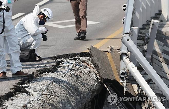 경찰, 국과수 등과 정자교 붕괴 합동 감식 (성남=연합뉴스) 홍기원 기자 = 보행로가 무너지며 두 명의 사상자가 발생한 경기도 성남시 정자교에서 7일 오전 경찰과 국과수 등 관계자들이 사고 원인을 찾기 위한 합동 감식을 하고 있다. 2023.4.7 xanadu@yna.co.kr