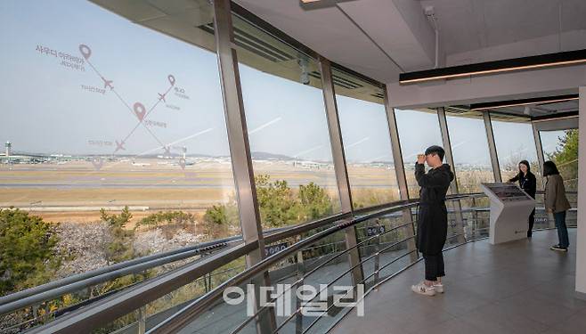 6개월 간의 리뉴얼 공사를 마치고 12일부터 재개관하는 인천시 중구 오성산 ‘인천공항 전망대’ (사진=인천국제공항공사)