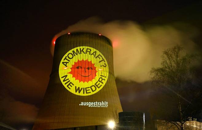 독일 반핵단체 활동가들이 엠스란드 원전 냉각탑에 ‘다시는 원전 금지’라는 슬로건을 걸었다. (사진=AFP)