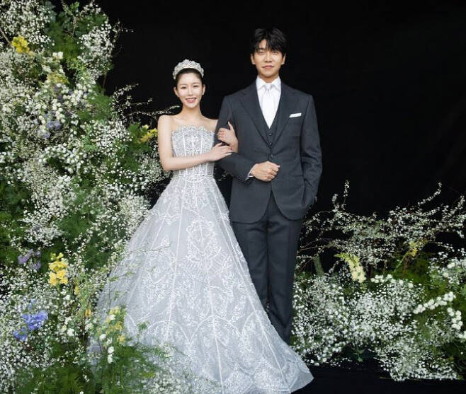 Lee Seung-gi received praise from the public when he donated 5 billion won (before tax) to his instagram on December 12.Many people gave me cheer and courage, and I think I lived in praise for about two months.After announcing Lee Da-in and the marriage, he said that the atmosphere was reversed, but it does not matter. Donations and pre-donations are separate. I did not donate to gain public support.Lee Seung-gi said, I always believe that the public is right, and if the public does not like it, there is a reason. But sometimes it is unfair. For example, when the public is mistaken.In addition, I shared the title of the correction report article.Lee Seung-gi received various criticisms after releasing Lee Da-in and marriage. I am sorry for the fans who saved me. I heard that you were hurt in the flood of articles that were blown up by your wifes issue.One fan said, Thats why you stopped my marriage. He replied, Im sorry to bow my head again. My wife did not choose my parents, but how can I tell her to break up with my parents?Lee Seung-gi has been an entertainer for 20 years, and he has never spoken with such emotion. Of course, there will be things to catch in this article. This article will be the starting point and malicious articles will come out again.Nevertheless, the reason why I dared to dare was that I had a lot of trouble with the news that I had been married and ridiculed until 5 days after marriage, from Wedding ceremony to Wedding ceremony.I will not ask you to bless Lee Seung-gis marriage, but I will share it with Lee Da-in.I think thats the best I can do, he stressed.Lee Seung-gi posted Lee Da-in and Wedding ceremony, actress Lee Da-in, daughter of actor Kyeon Mi-ri and younger brother of actor Yi Bai, at Grand Intercontinental Seoul Parnas in Samseong-dong, Gangnam-gu.Wedding ceremony of two people was interested as many stars such as Lee Kyung-gu, Yoo Jae-seok, Kang Ho-dong, Lee Soon-jae, Kim Yong-kun, Dong-geun Han Hyo-joo, Lee Se-young, Ahn Eun-jin,However, this interest went beyond the limit, and the reason why the two people did not go on a honeymoon, the prenatal pregnancy theory, and the PPL theory continued. In the end, Lee Seung-gi wrote his own article and expressed his frankness.