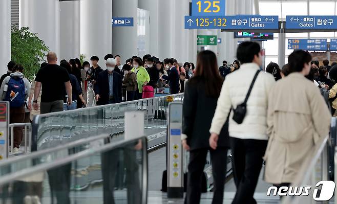 여행객으로 붐비는 인천국제공항 탑승동.(뉴스1 자료사진)ⓒ News1 장수영 기자