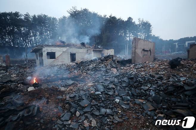 강원도 강릉시 난곡동 한 야산에서 산불이 발생한 11일 오후 강릉시 저동 주택가가 화재로 전소돼 있다. 2023.4.11/뉴스1 ⓒ News1 박세연 기자