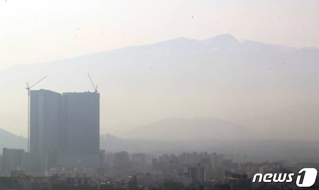 제주시 도두봉에서 바라본 한라산이 미세먼지에 가려져 있다. 이날 오전 7시 기준 현재 제주도 전역에는 미세먼지 경보가 발령됐다..2020.2.11/뉴스1 ⓒ News1 오현지 기자