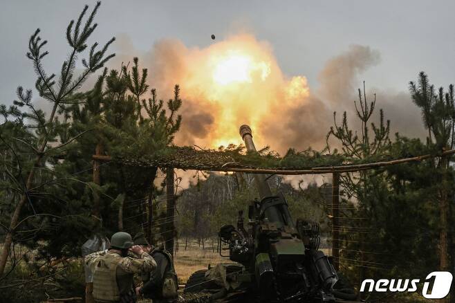 우크라이나군 155mm 견인포 TRF-1 발사. ⓒ AFP=뉴스1