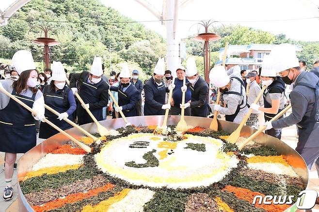 12일 충북 충주 수안보온천제가 이틀 앞으로 다가오며 꿩산채비빔밥 퍼포먼스에 눈길이 쏠리고 있다.(충주시 제공)2023.4.12/뉴스1