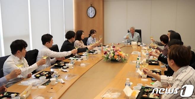 김태오 DGB금융그룹 회장이 집무실에서 계열사 직원들과 점심 도시락을 먹으며 대화를 나누고 있다.(대구은행 제공) 2023.4.12/뉴스1 ⓒ News1 김종엽 기자