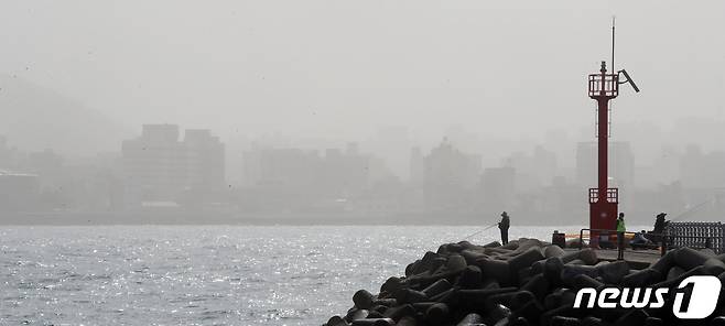 제주에 미세먼지 경보가 발령된 12일 오전 제주시 용담동 용담해안도로에서 바라본 도심이 짙은 미세먼지로 뿌옇게 보이고 있다. 2023.4.12/뉴스1 ⓒ News1 오현지 기자