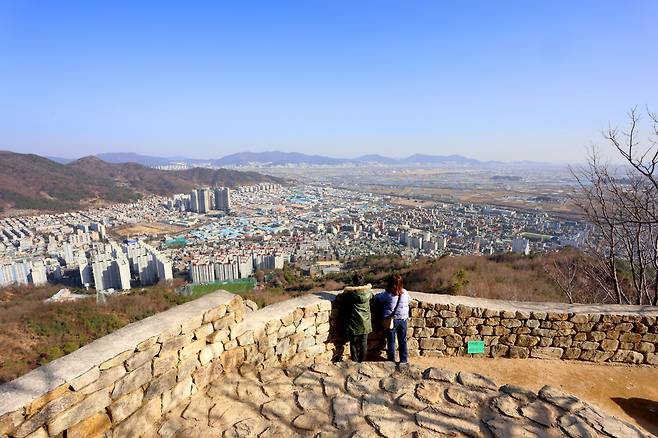 ◇분산성은 최근 '김해의 만리장성'으로 SNS에서 '노을 뷰 맛집'이라는 뜨고 있는 곳이다. 사진제공=한국관광공사