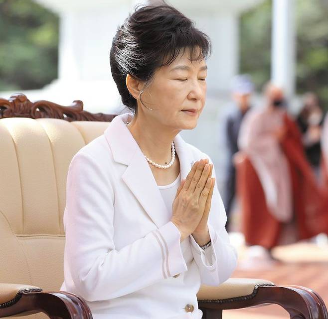 박근혜 전 대통령이 11일 대구 동구 동화사를 찾아 불상 앞에서 눈을 감고 합장하고 있다. /연합뉴스