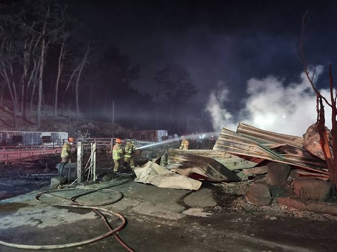 11일 오후 강원 강릉시 난곡동에서 발생한 산불이 8시간여만에 진화된 가운데 일부 지역에서 재발화 신고가 잇따라 들어오면서 소방 당국이 장비 192대, 인력 463명을 투입해 잔불 정리 등 야간 진화 작업을 벌이고 있다./연합뉴스
