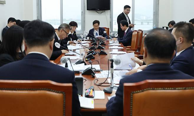 11일 오전 국회에서 열린 기획재정위원회 경제재정소위원회에서 신동근 소위원장이 의사봉을 두드리고 있다. /연합뉴스