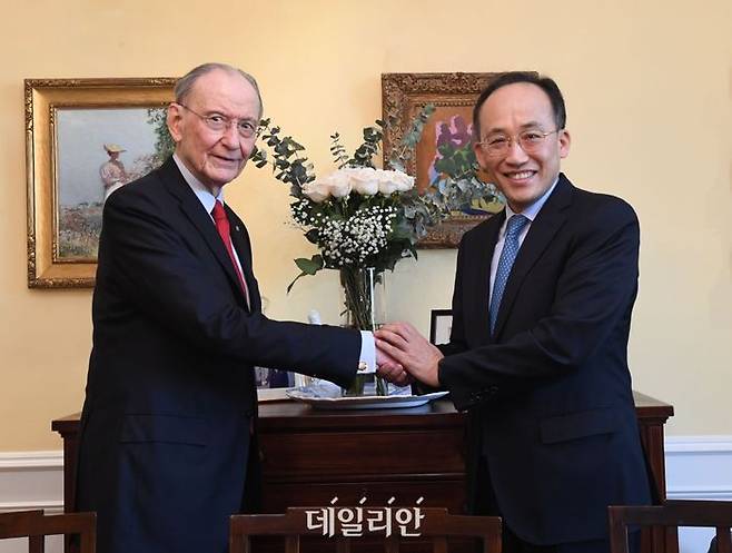 추경호 경제부총리 겸 기획재정부장관이 10일(현지시간) 뉴욕에서 윌리엄 로즈 전(前) 씨티그룹 부회장과 인사를 나누고 있다. ⓒ기획재정부