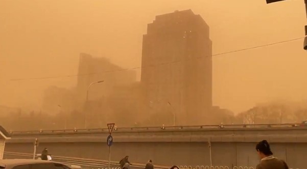 중국 현지시간으로 지난 11일 수도 베이징 시내가 황사로 뒤덮였다. 사진=트위터 캡처