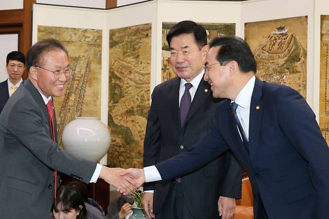 국회의장 주재 교섭단체 원내대표 회동이 12일 국회에서 열려 국민의힘 윤재옥 원내대표와 더불어민주당 박홍근 원내대표가 인사하고 있다. 사진=서동일 기자